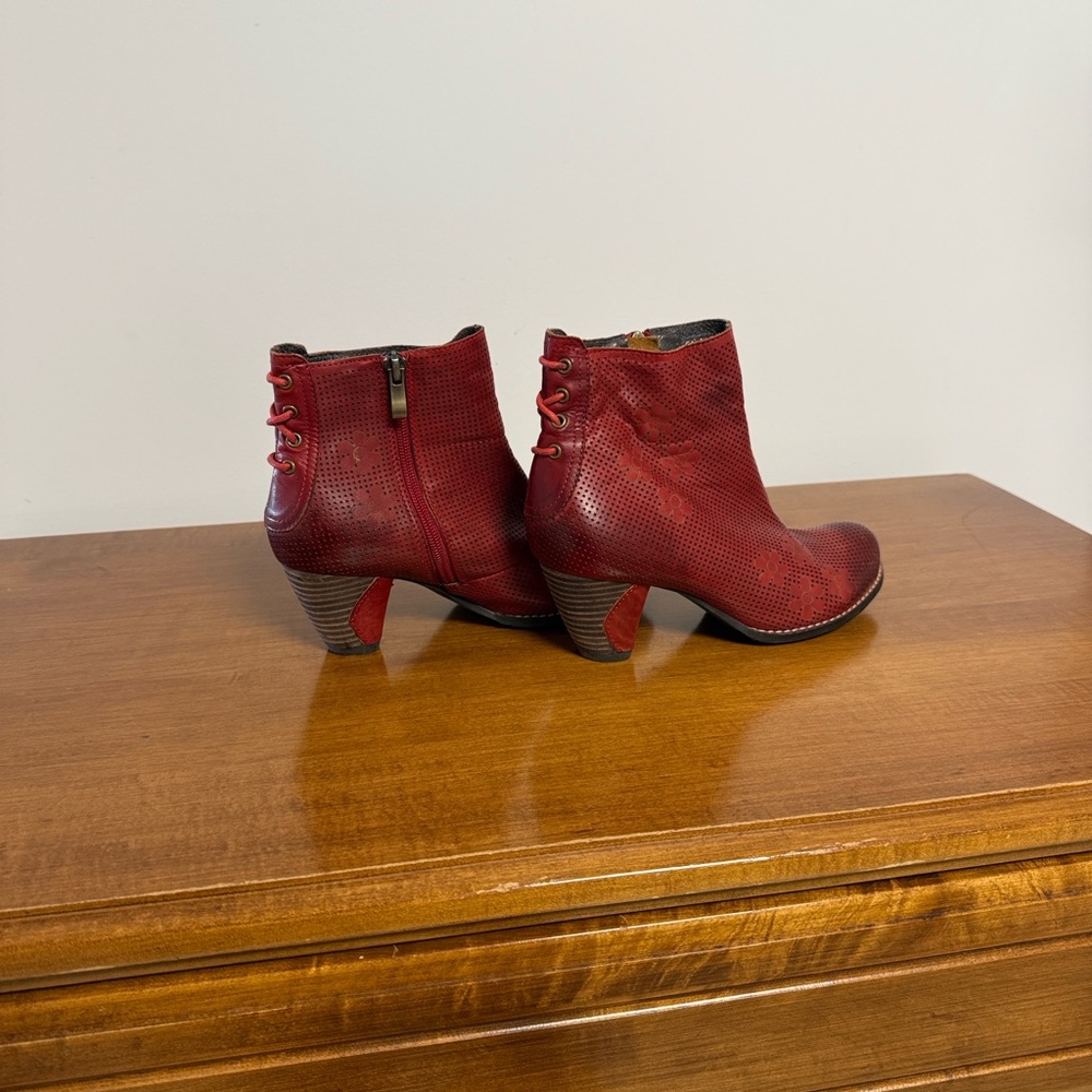 L'ATISTE Textured Red Ankle Booties